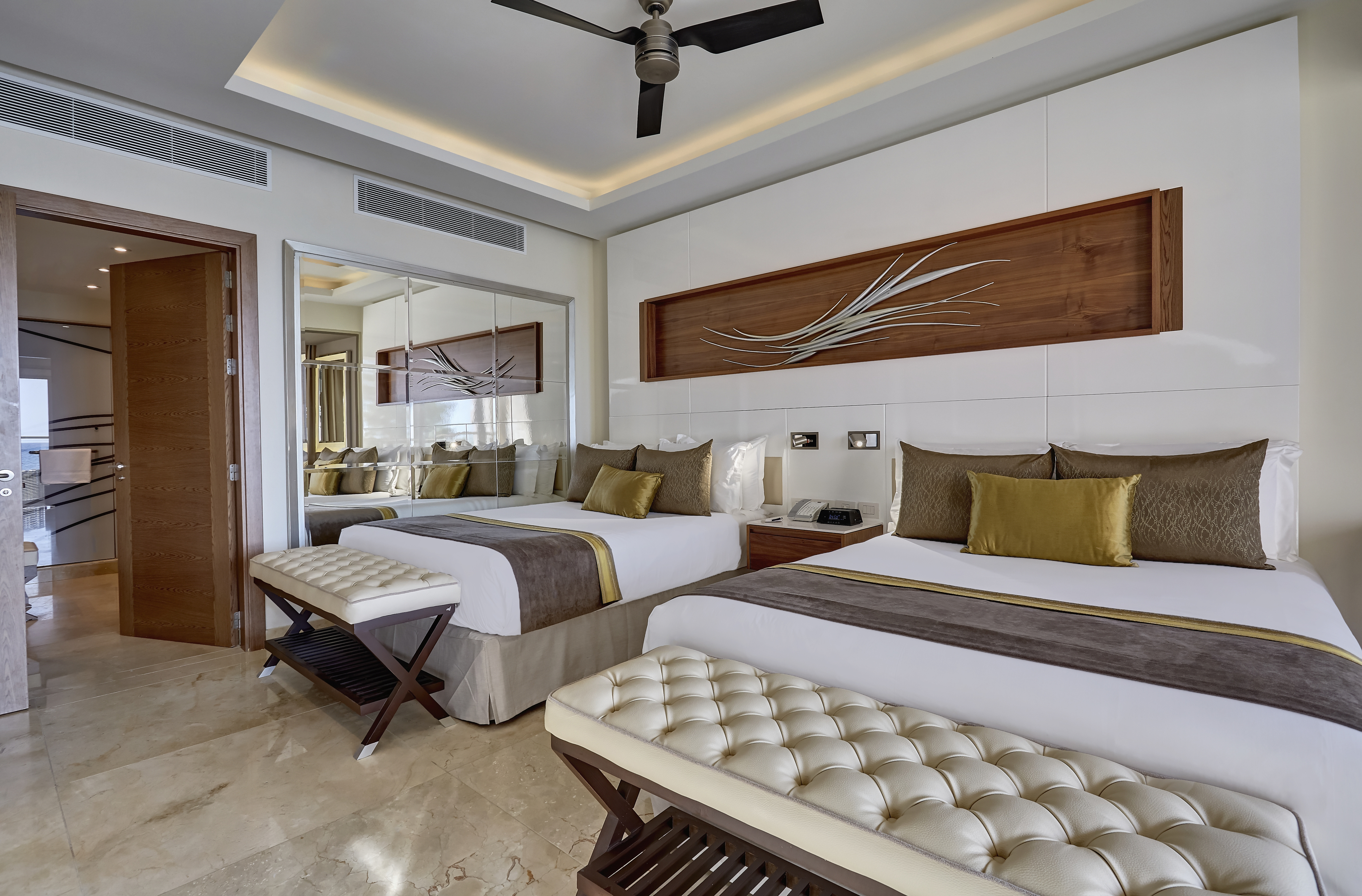 2 Bedrooms, Diamond Club, Swim Out, Chairman, Luxury, Suite, Ocean Front