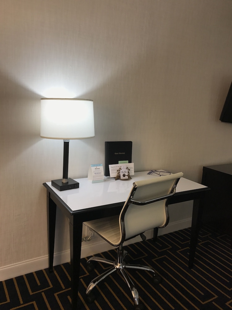 Best Western Plus Palm Court Hotel 40/42
