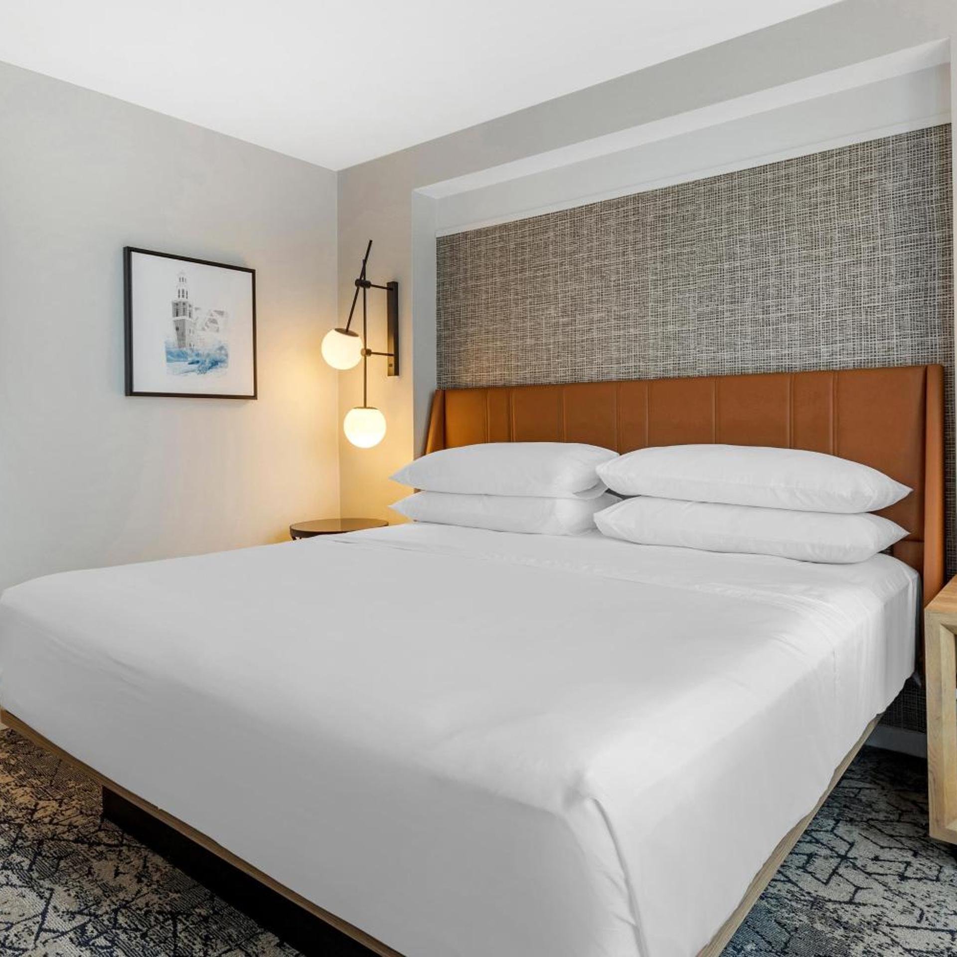 1 Bedroom, Suite, King Bed, Sofa, Club Floor، Sheraton Suites Old Town Alexandria 2/8