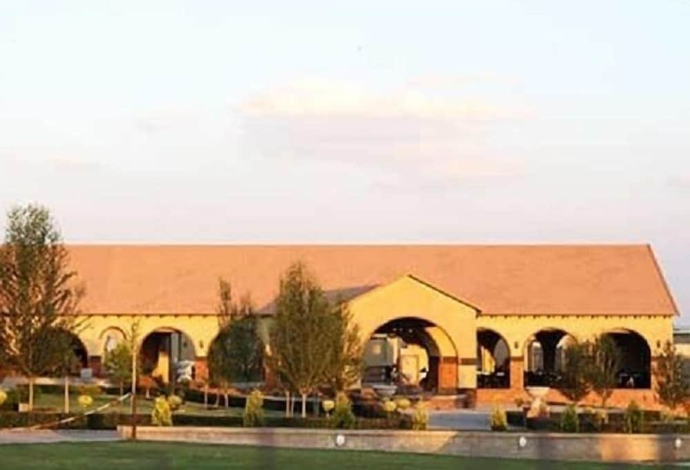 Accolades Boutique Venue 39/49