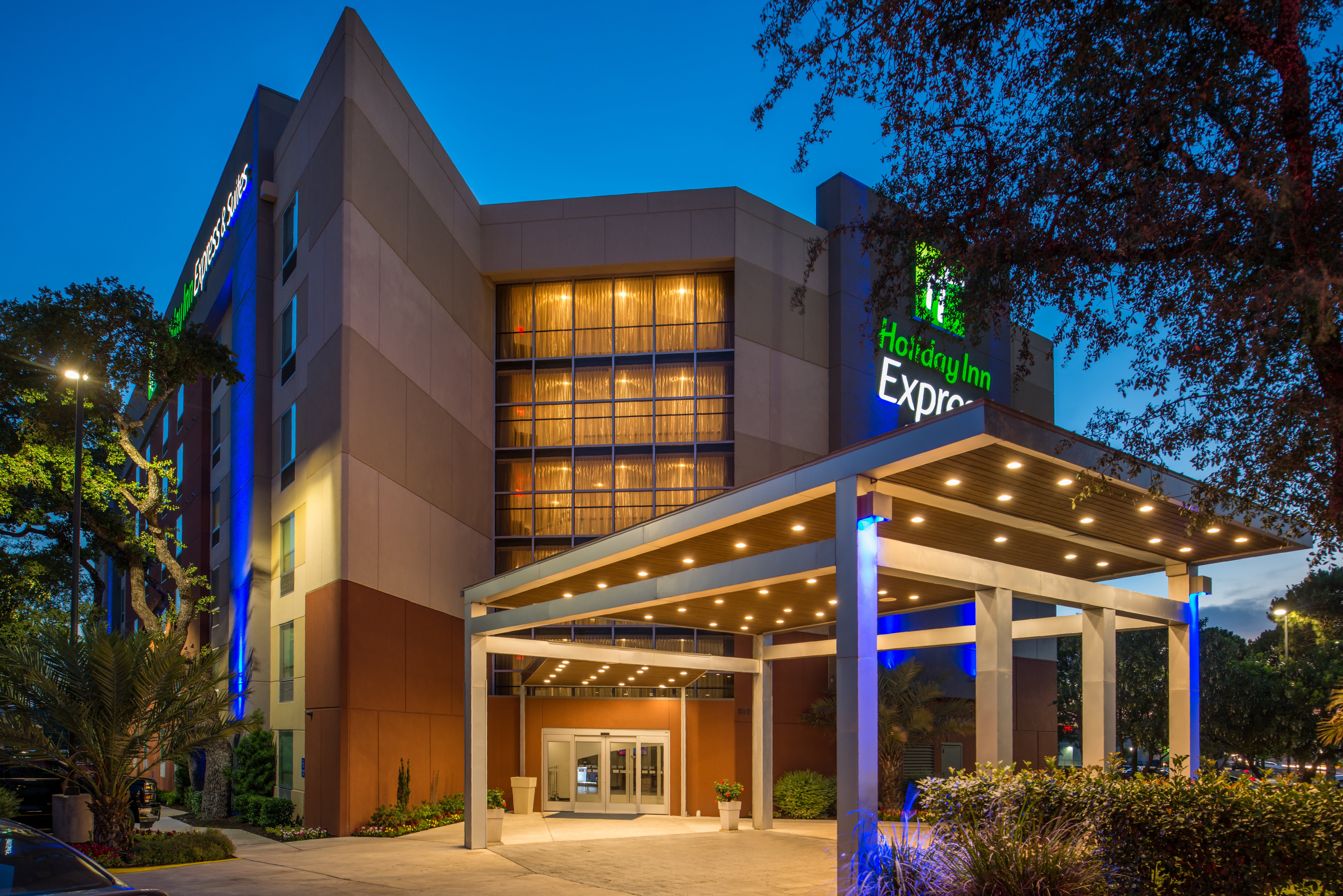 Holiday Inn Express & Suites San Antonio Medical-Six Flags 2/74