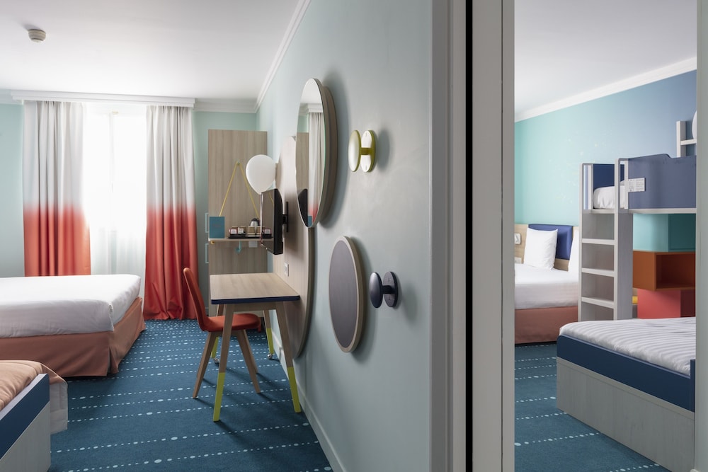Grand Magic Hotel (ex Magic Circus) 13/86