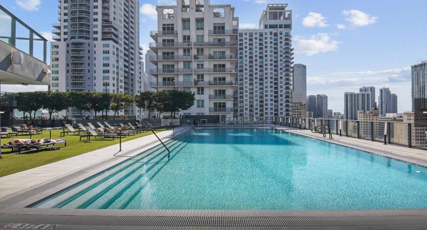 29th Floor Balcony Studio Miami Skyline Views 4/31