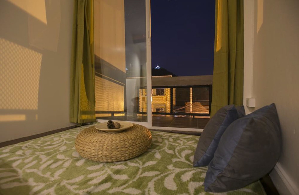 Chedi View Hostel & Rooftop Bar 10/19