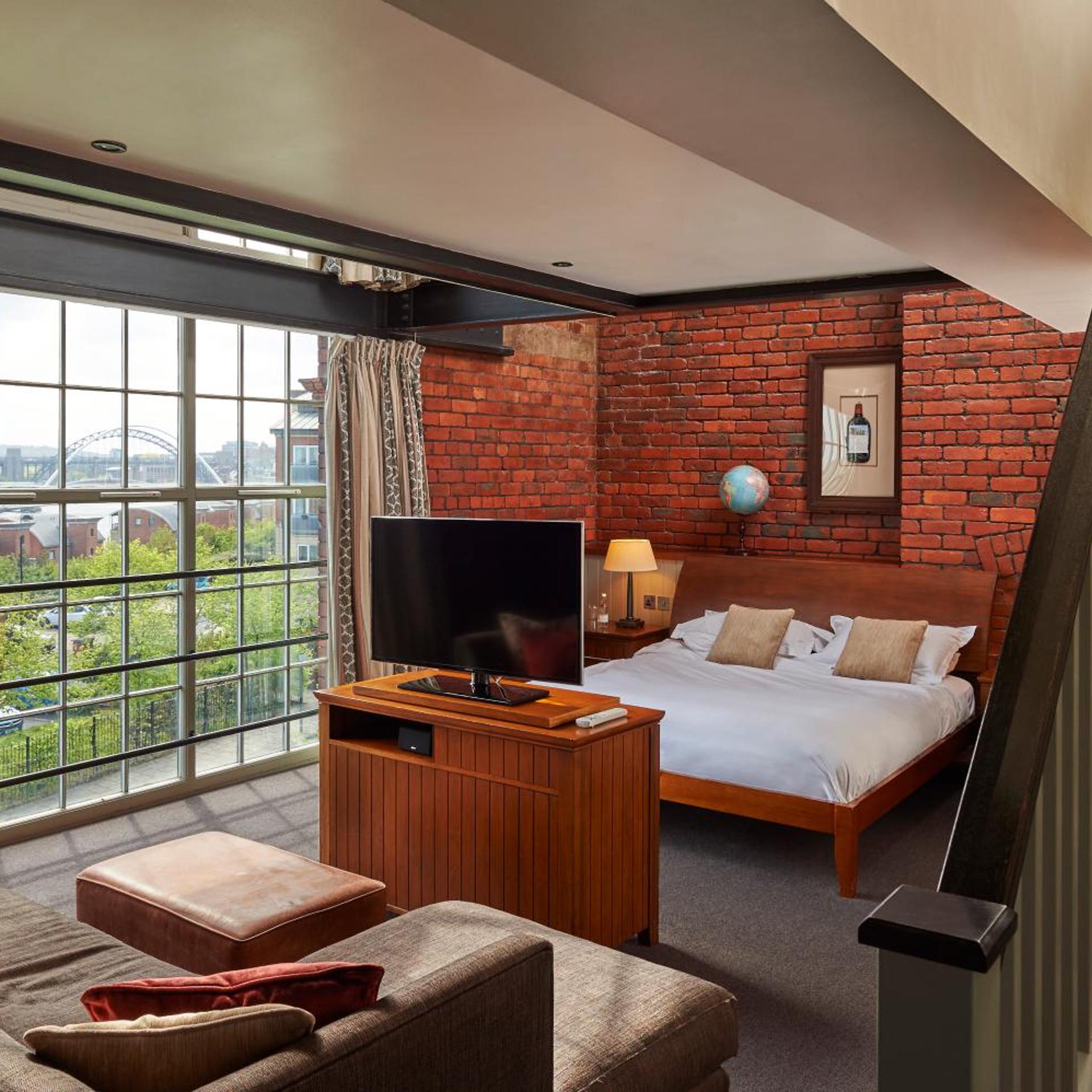 SUITE, BRIDGE VIEW