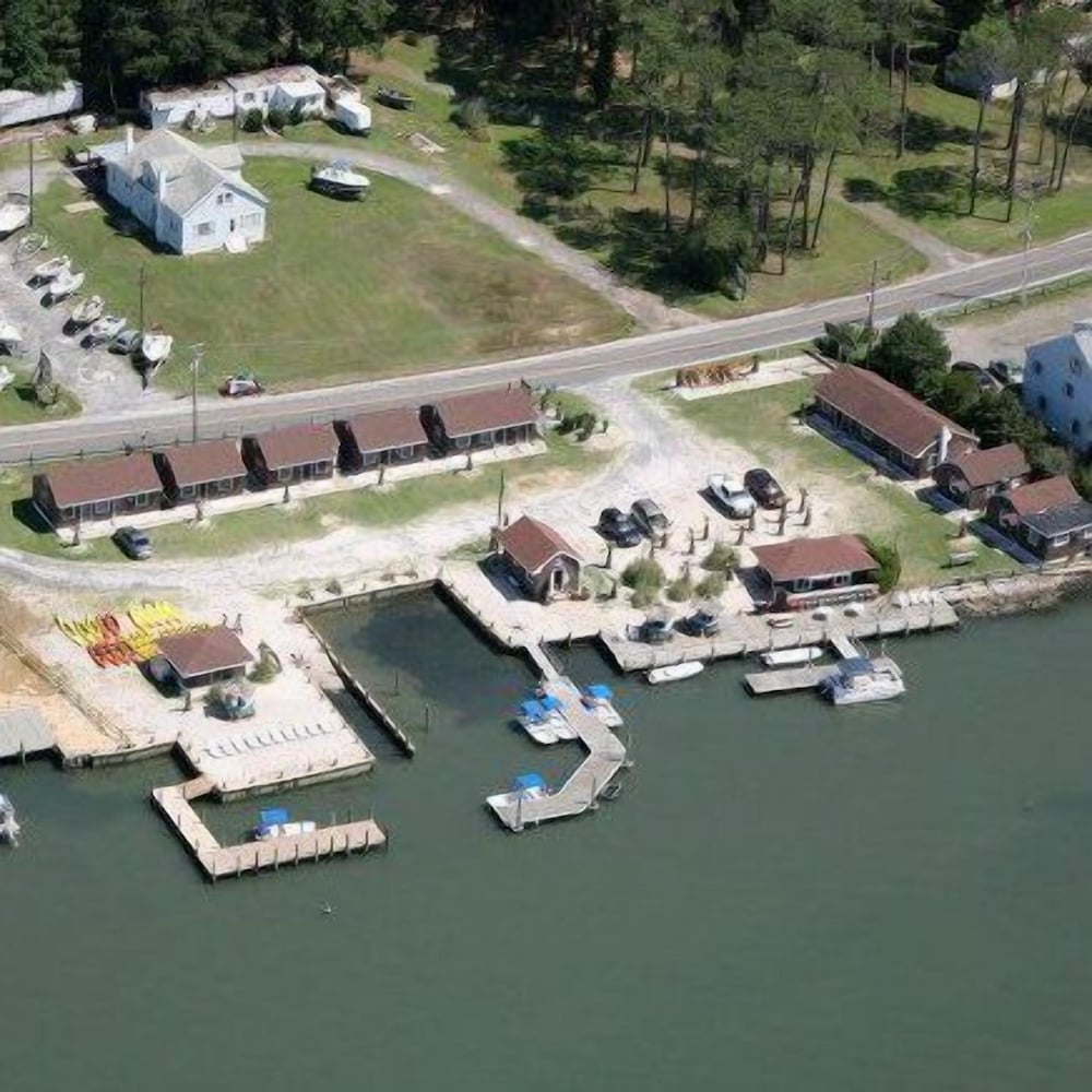 Snug Harbor Marina and Hotel 25/32