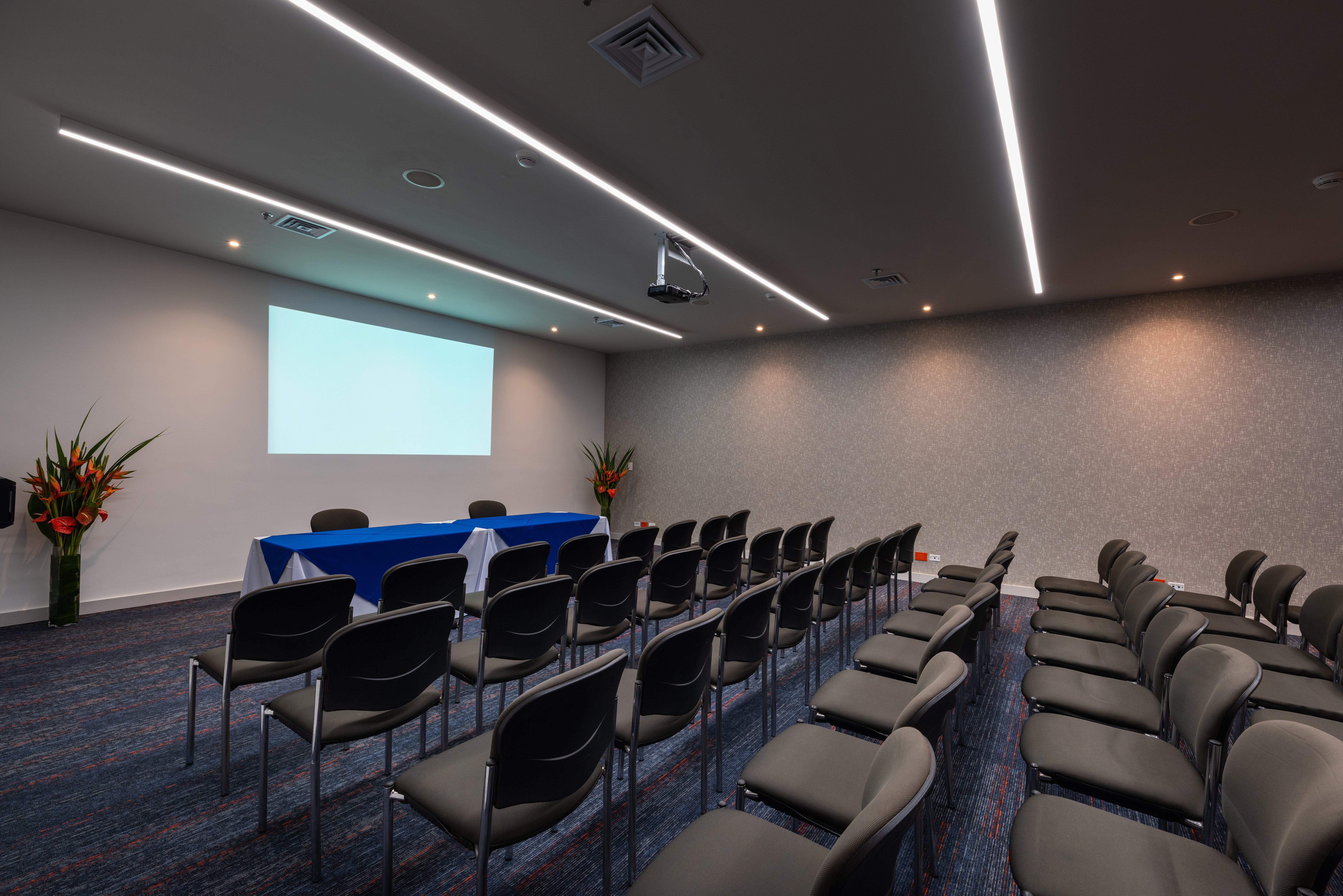 HOLIDAY INN EXPRESS MEDELLIN 54/65