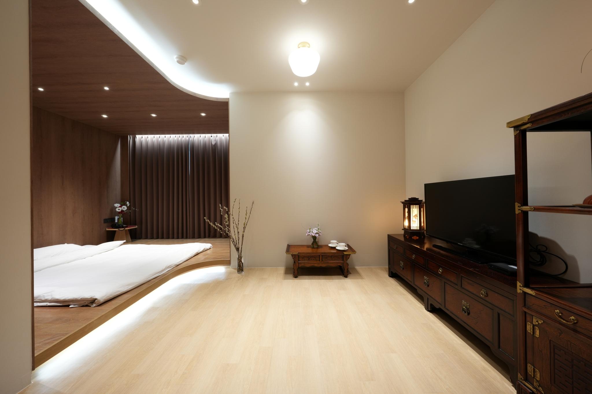 Korean, Suite, Main Building