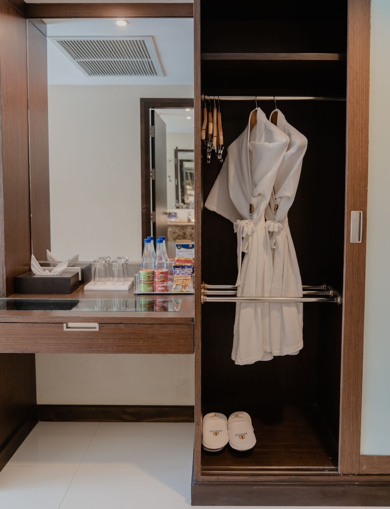 Intimate Hotel 39/62