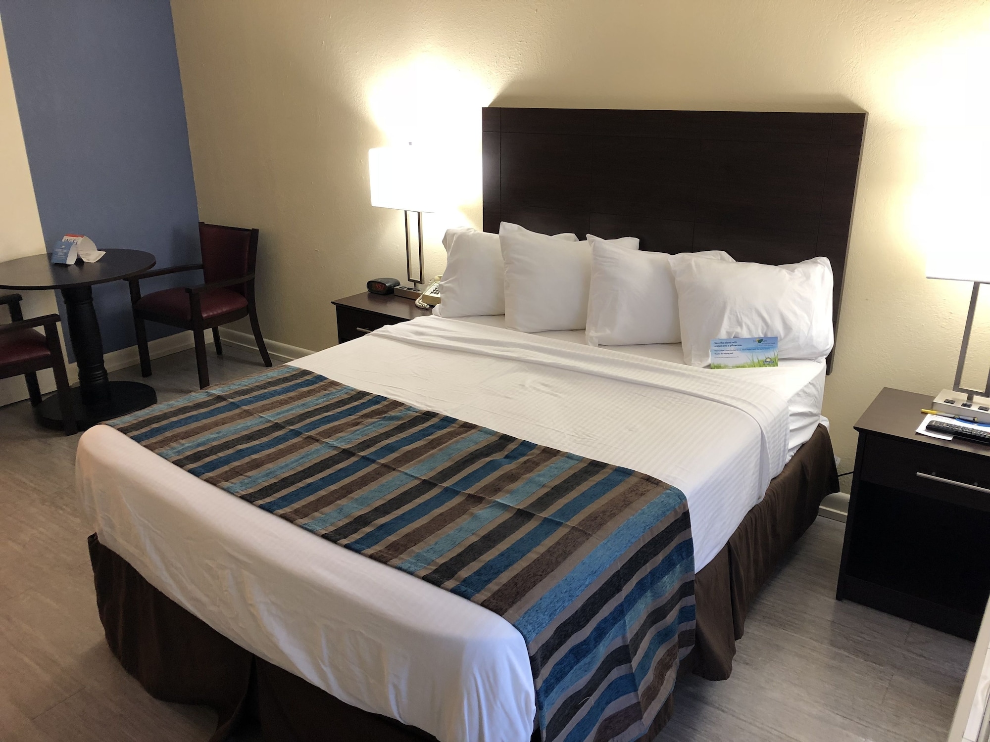 Deluxe, Queen Bed, Accessible