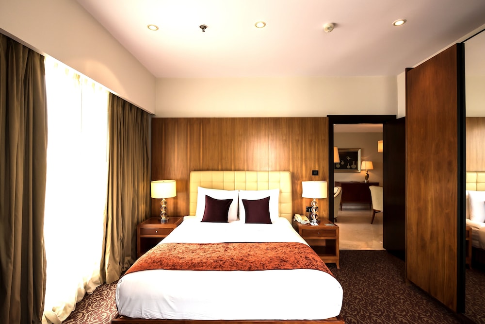 Oakwood Premier Prestige Ub City Bangaluru 20/55
