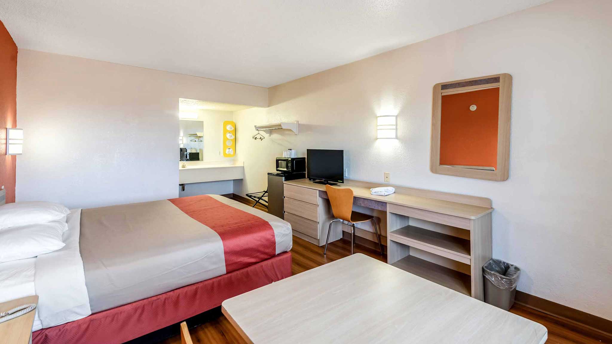غرفة بسرير كينج لغير المدخنين، Motel6 Anniston, AL 3/5
