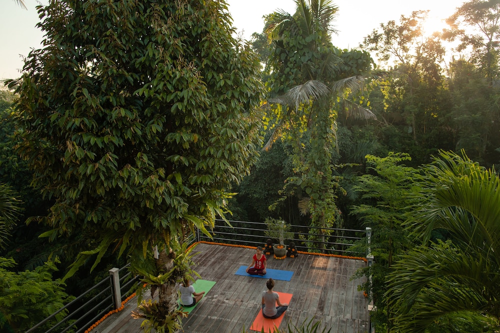B Saya Villa And Restaurant 40/50