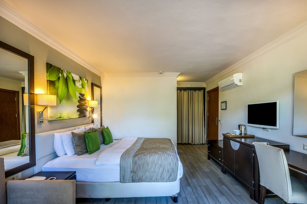 STANDARD, DOUBLE OR TWIN BED, GARDEN VIEW