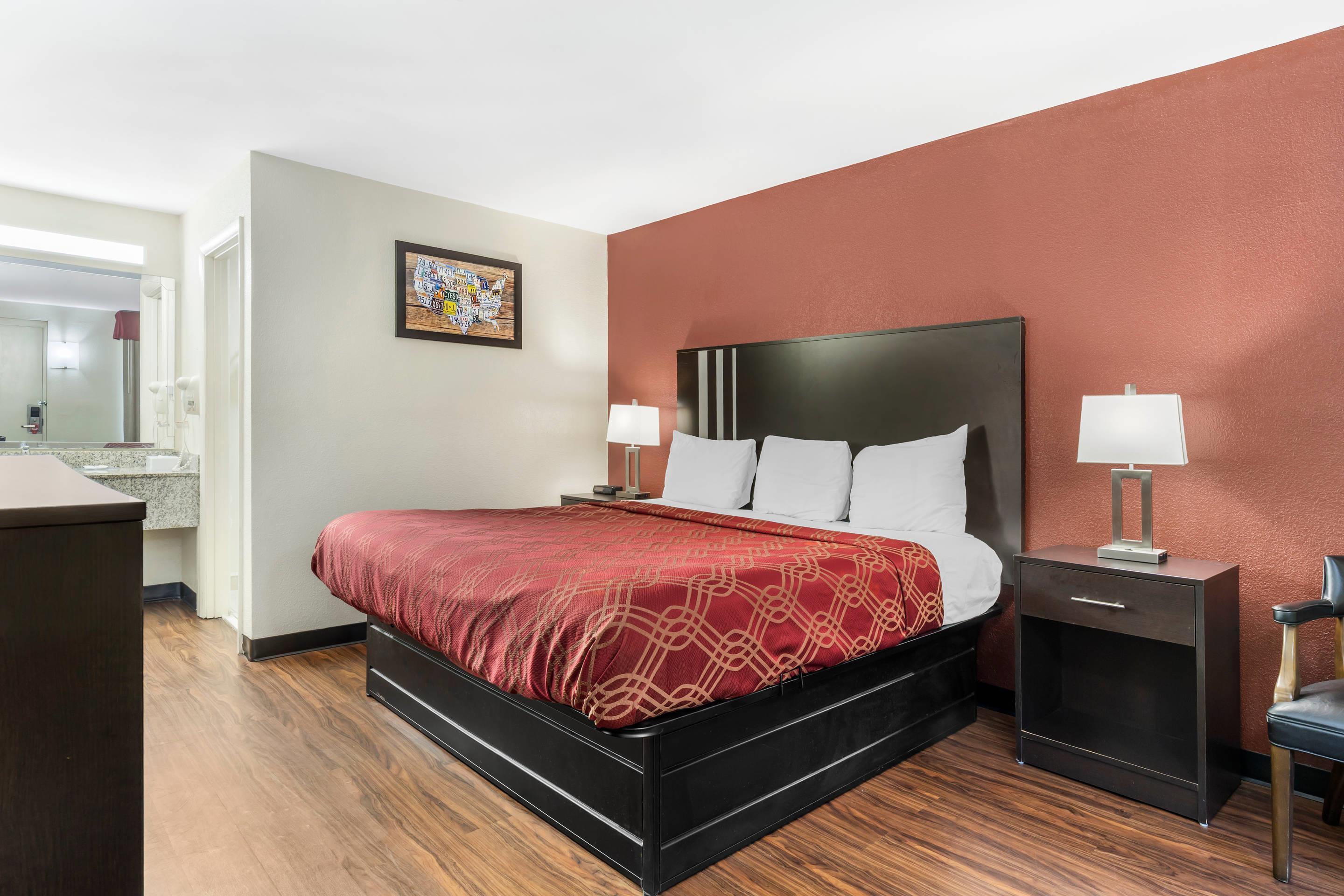 Room, King Bed, Econo Lodge Research Triangle Park 4/6