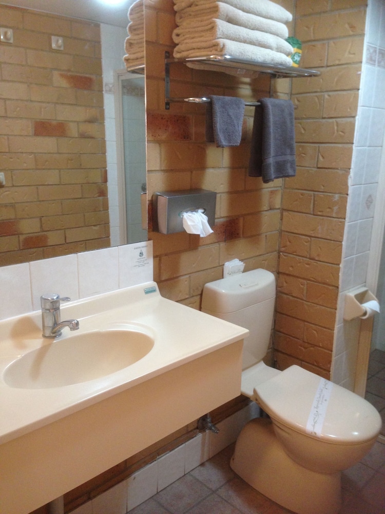 NORTH PARKES MOTEL 9/39
