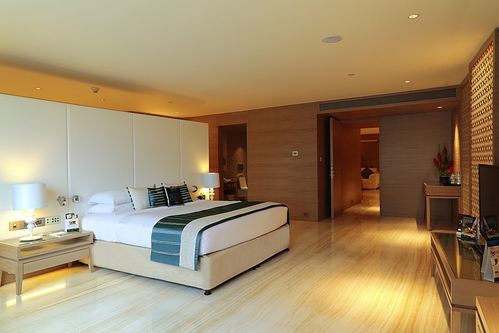 Neptune, Suite, King Bed, City View, Bathtub