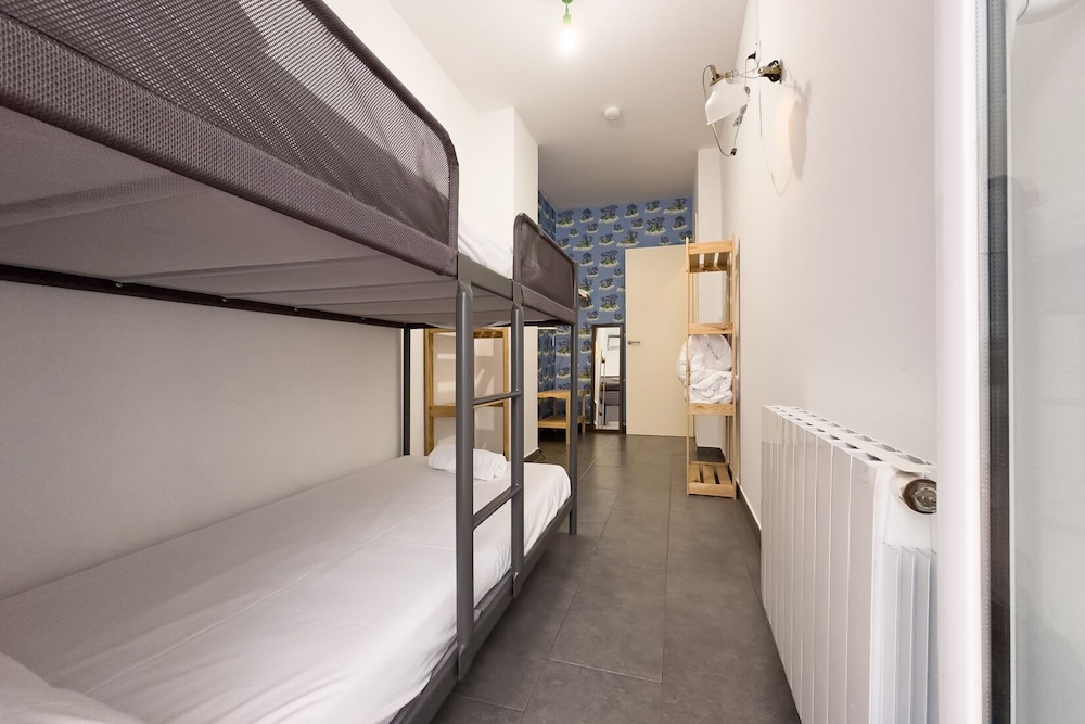 شقة بسرير مزدوج وسرير بطابقين بغرفتي نوم، Animapartments Sants 2/5