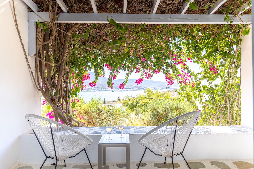 Akrotiri Hotel 51/68