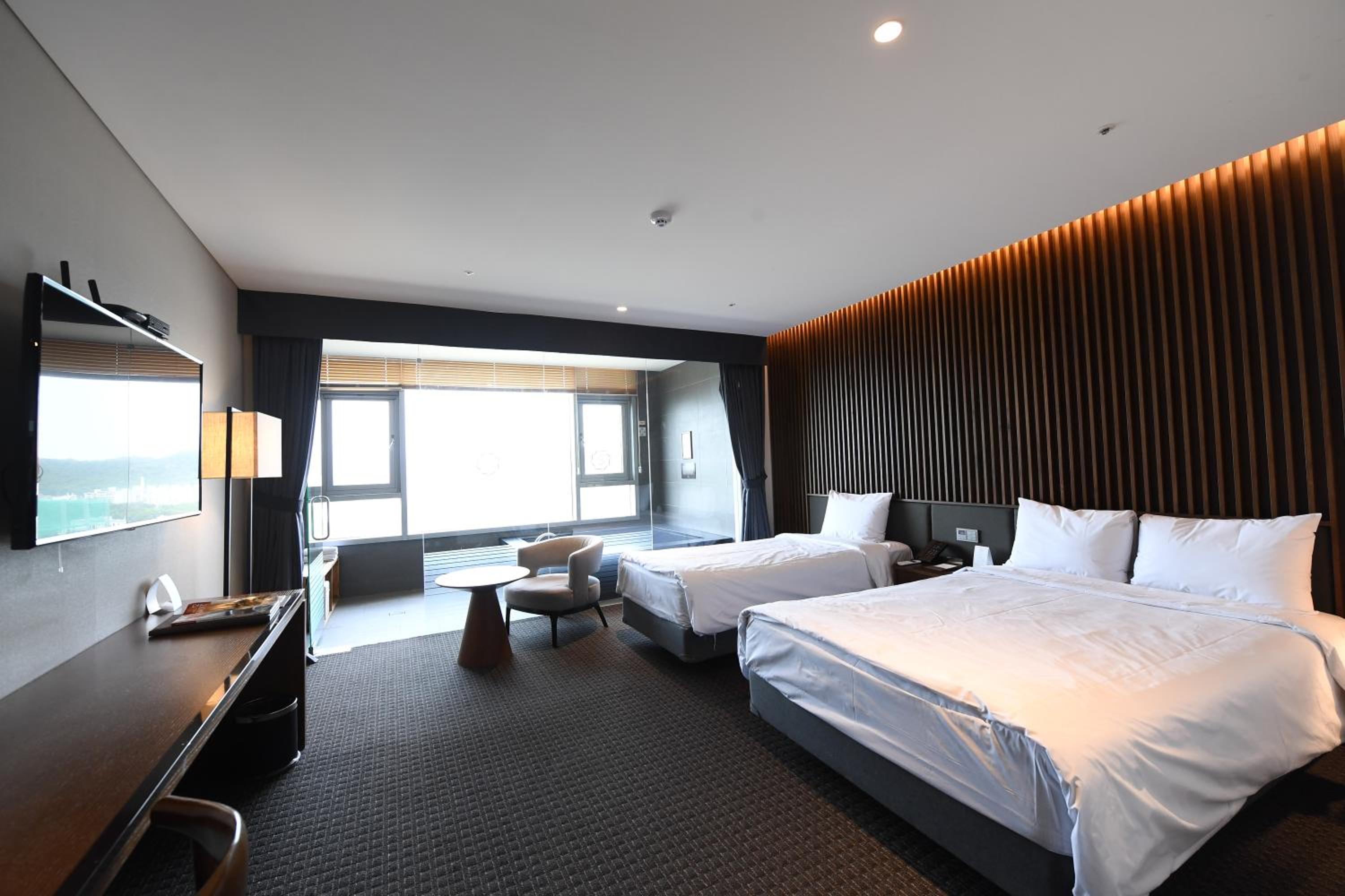Pool, Junior Suite, Twin Beds, City View