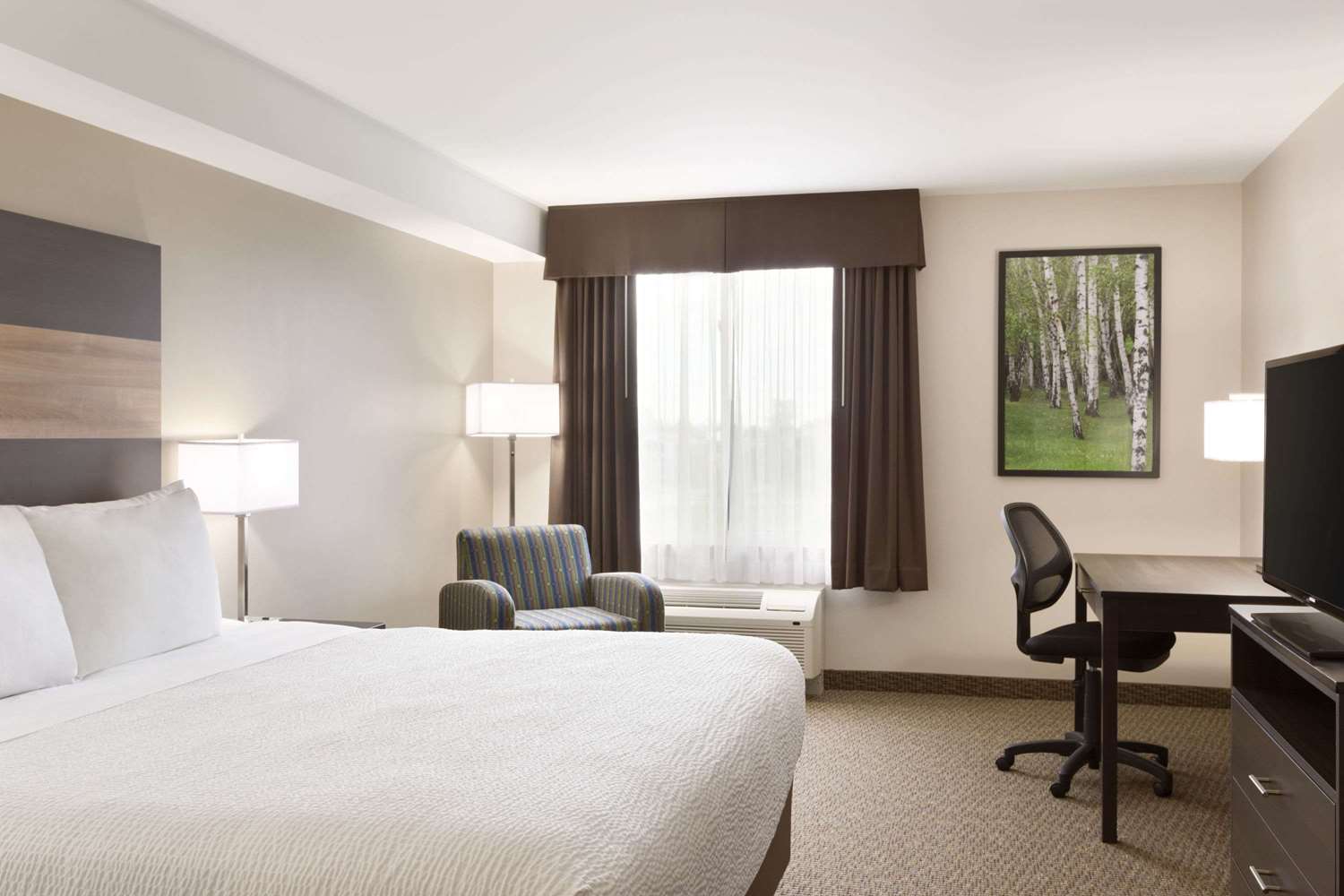 Days Inn & Suites By Wyndham Lindsay 8/43