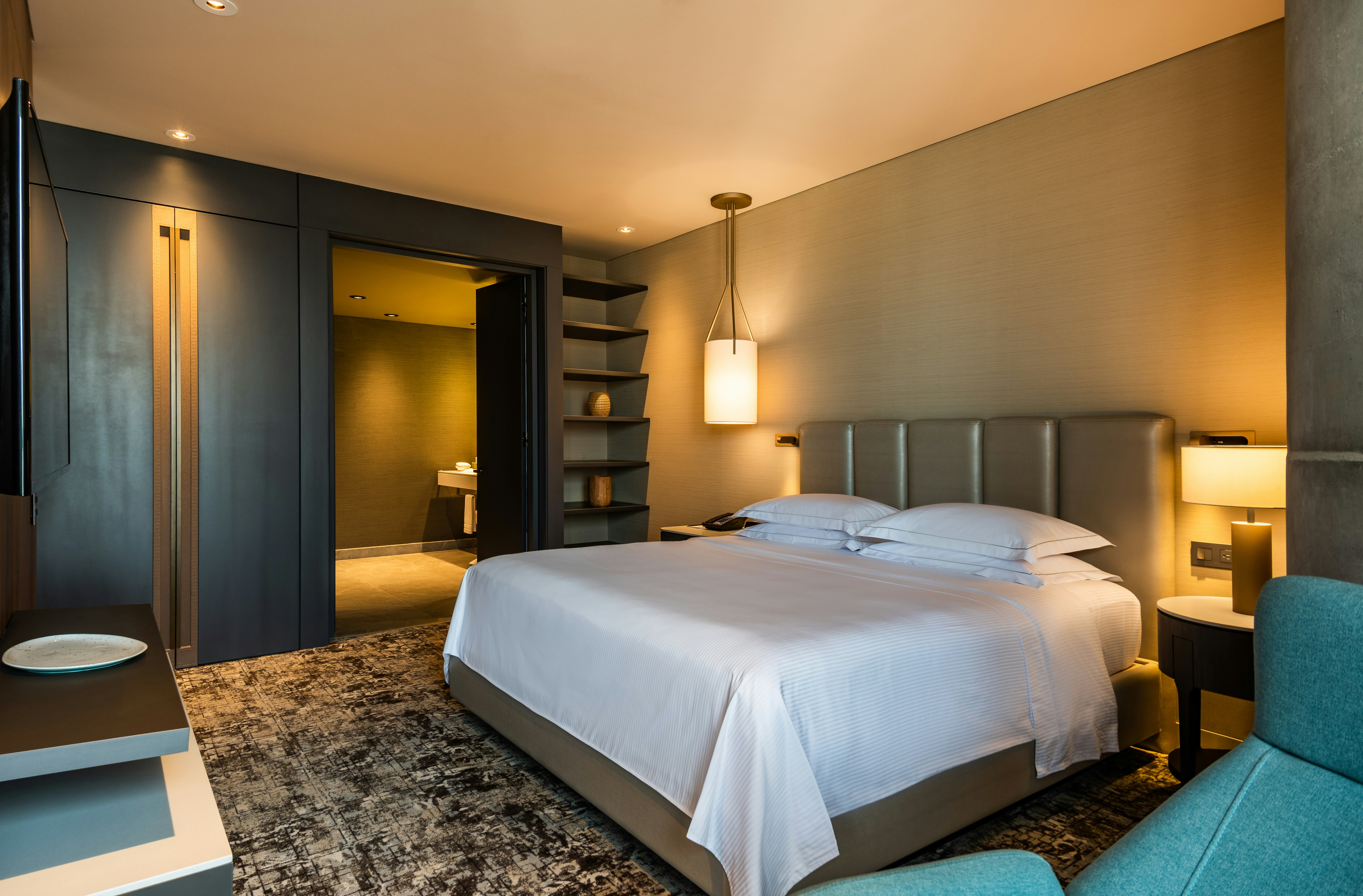 STUDIO, SUITE, KING BED, CORNER