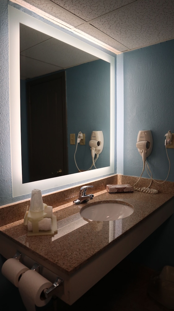 Airport Waterfront Inn 38/59