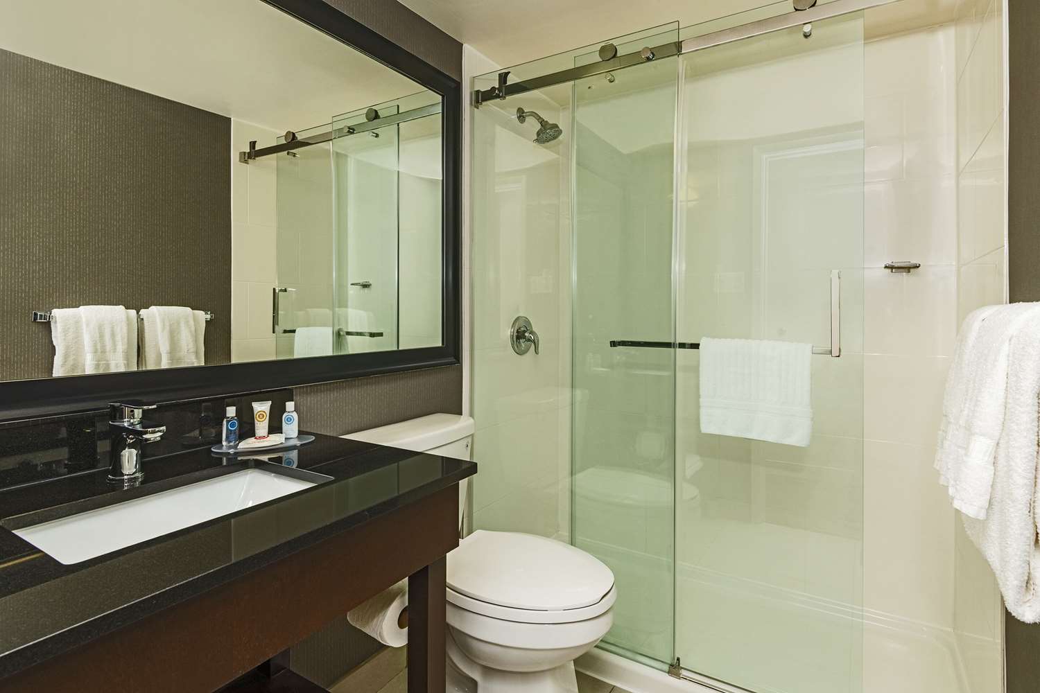 Upgrade, 2 Queen Beds, Comfort Inn Cambridge - Highway 401 6/6
