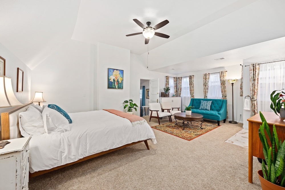 1 Bedroom, Deluxe, Studio, Suite, 1 King and 1 Single Beds, Kitchenette