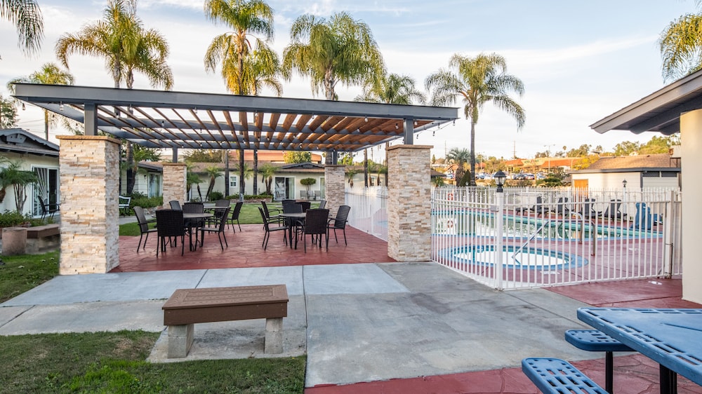 Fallbrook Country Inn 3/65