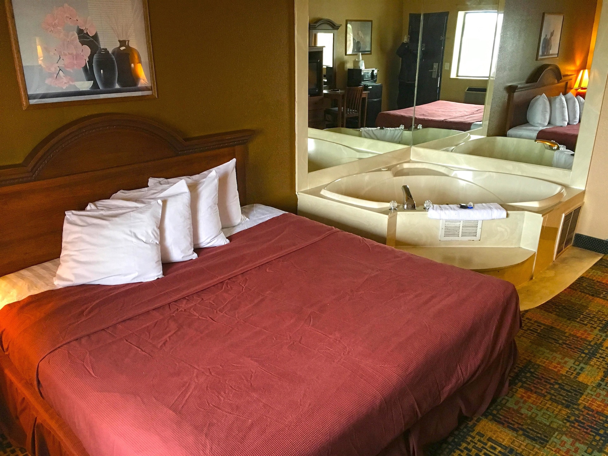 DELUXE, QUEEN BED, JETTED TUB