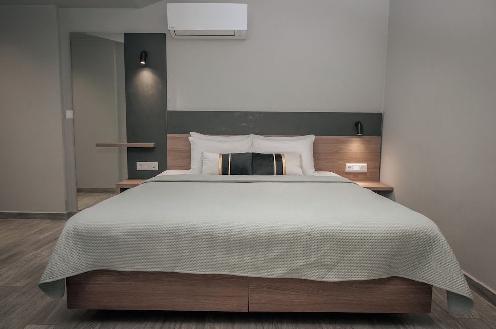 Deluxe, King Bed, Sofa, Elizabeth Queen Luxury Rooms 4/10