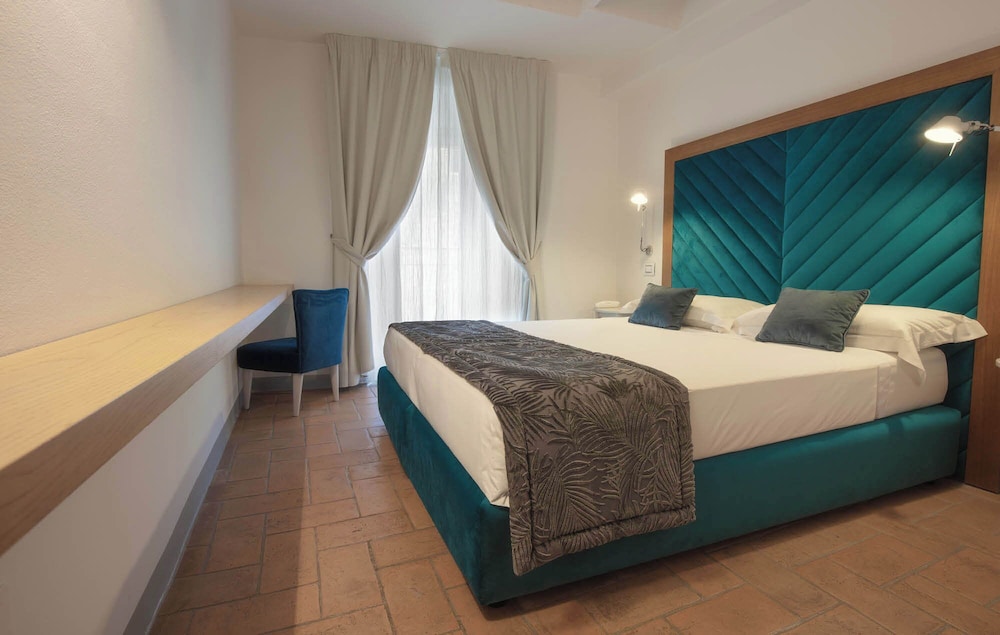 ROOM, DOUBLE BED