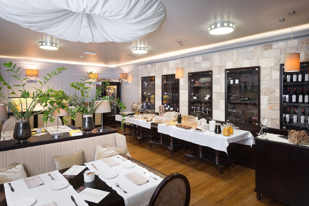restaurant cafeteria