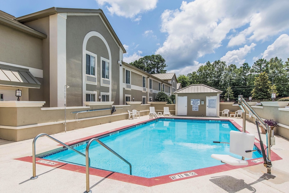 Comfort Inn & Suites Greenwood Near University 3/66