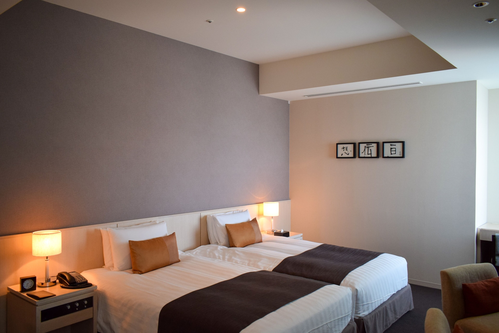 Universal, Twin Beds