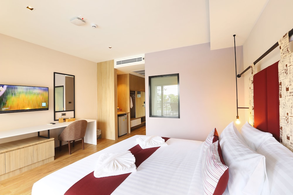 Deluxe, King Bed, Pool Side