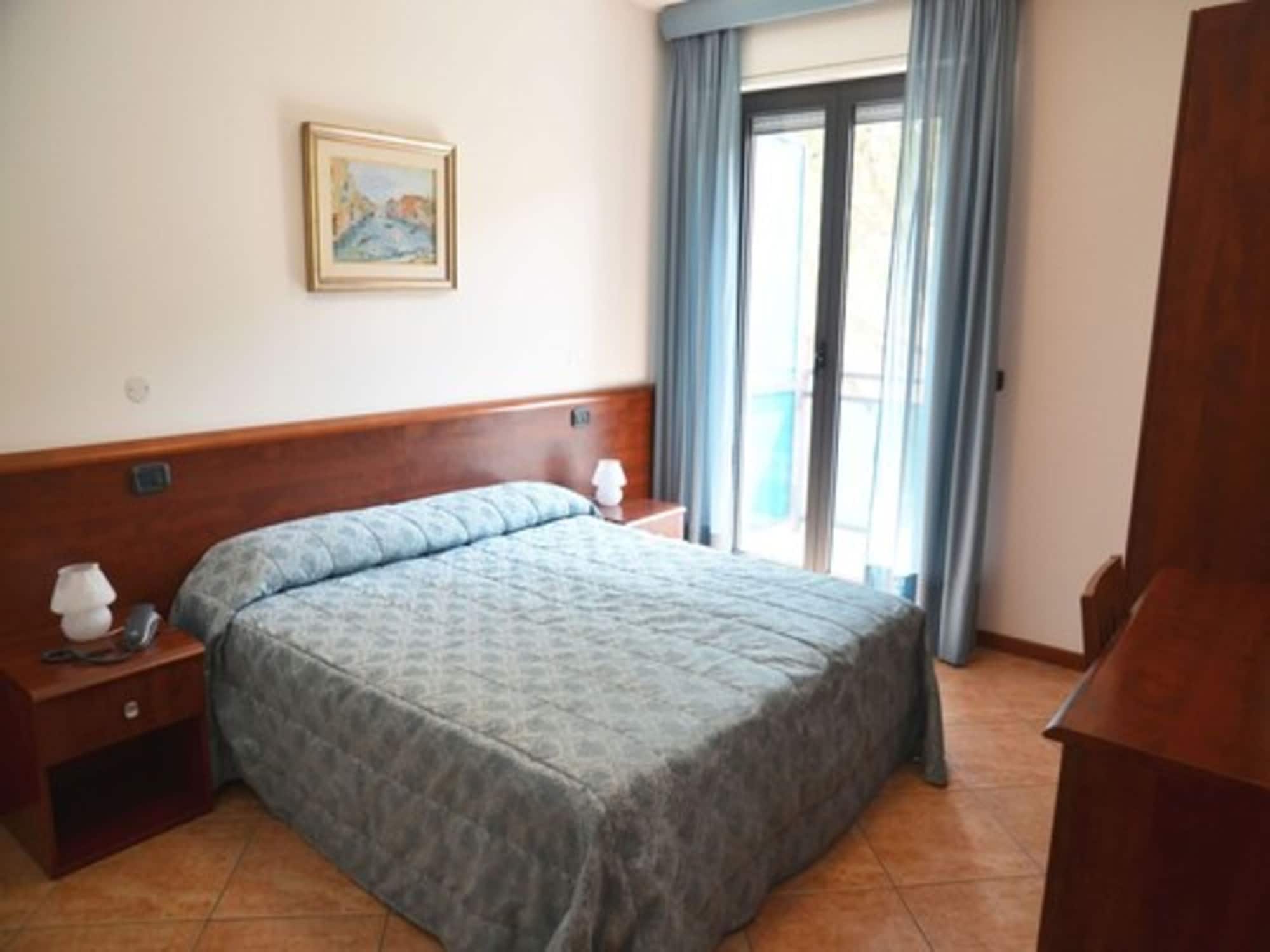 ROOM, SINGLE