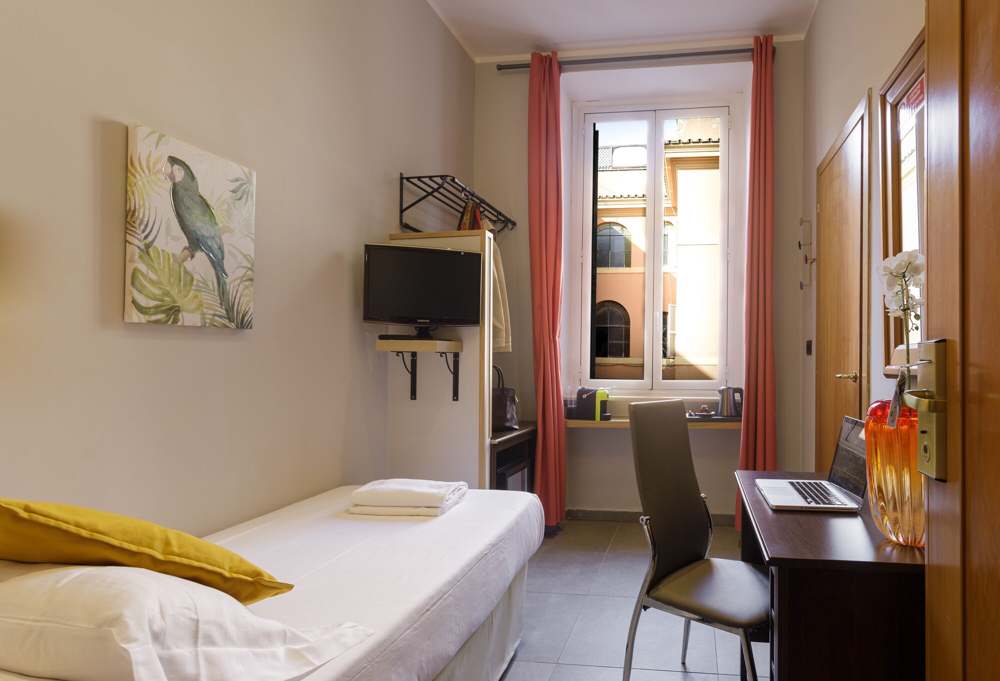 ROOM, SINGLE