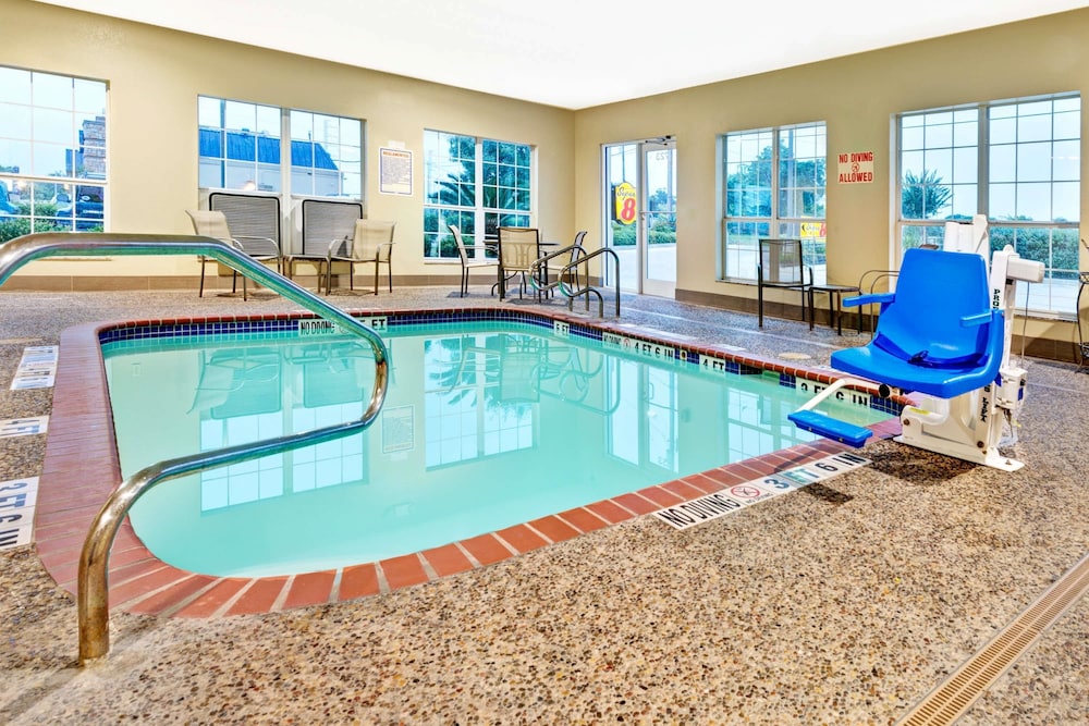 Super 8 By Wyndham San Antonio/Alamodome Area 1/38