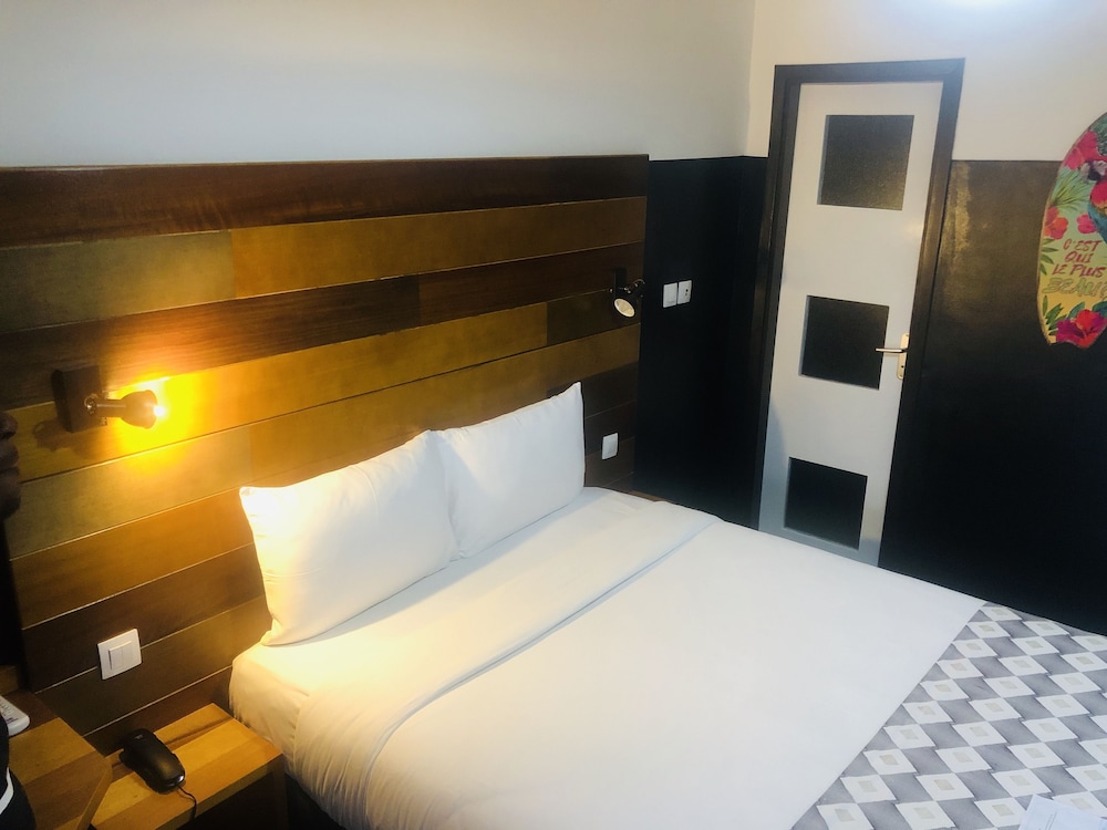 SUITE, GARDEN VIEW, JETTED TUB