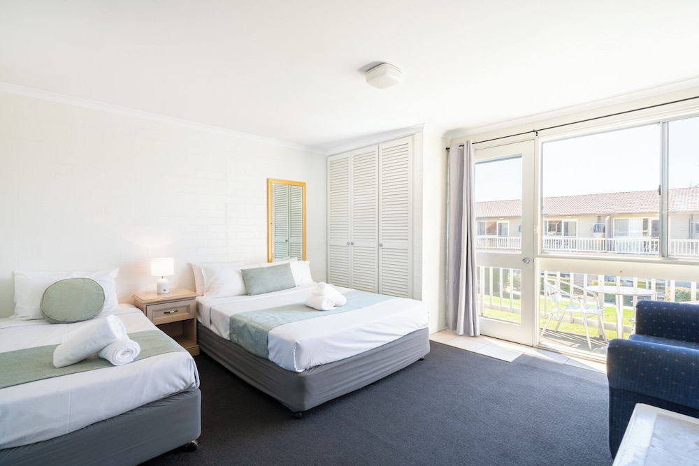 Executive, 1 Queen and 1 Single Bed