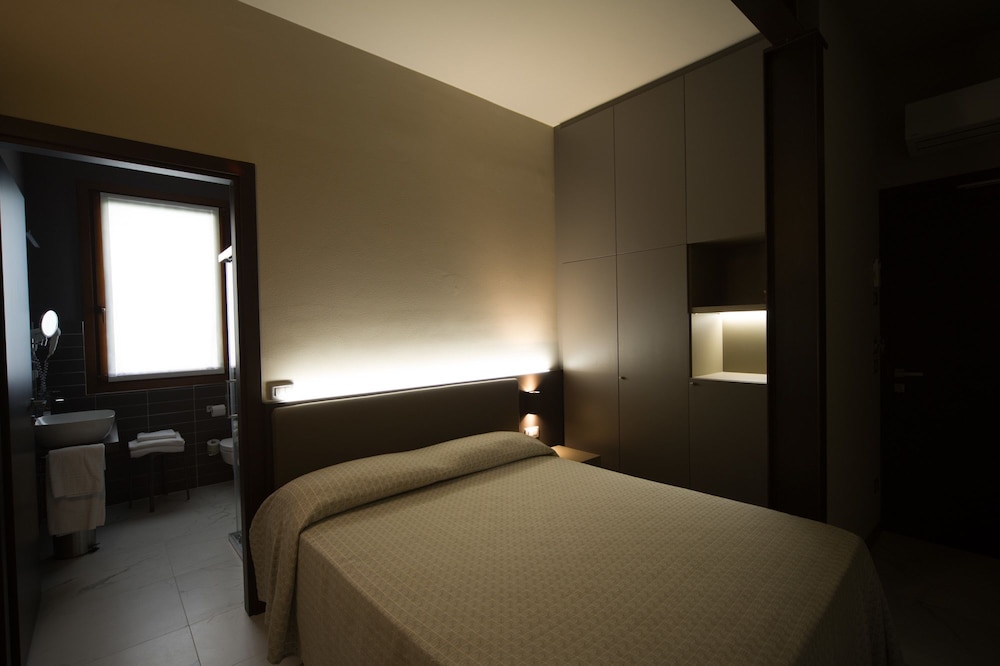 Aaron Hotel 13/54