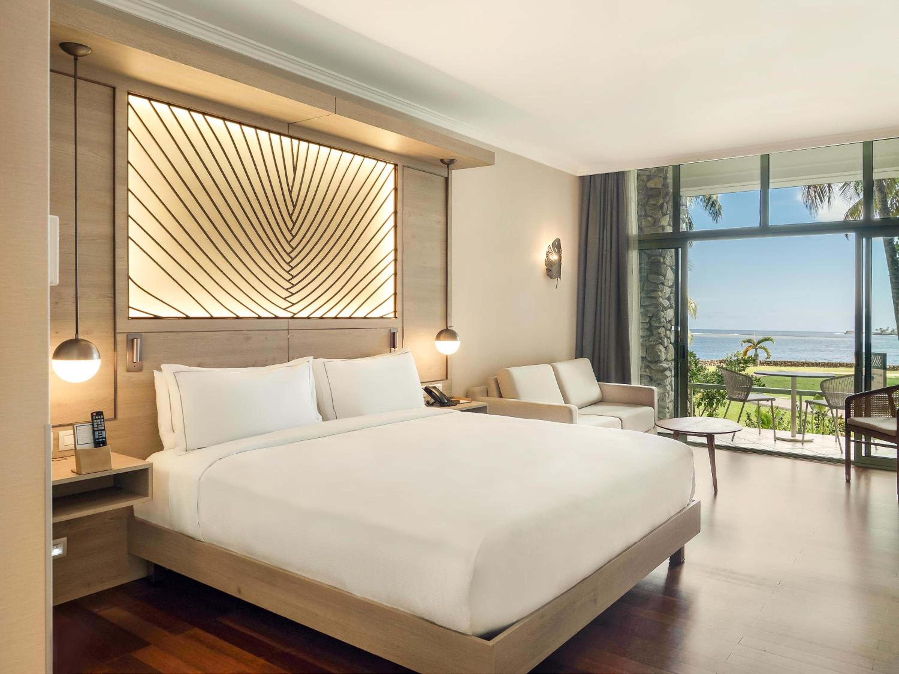 غرفة بسرير كينج بإطلالة على الحديقة مع أريكة، Hilton Hotel Tahiti 2/9