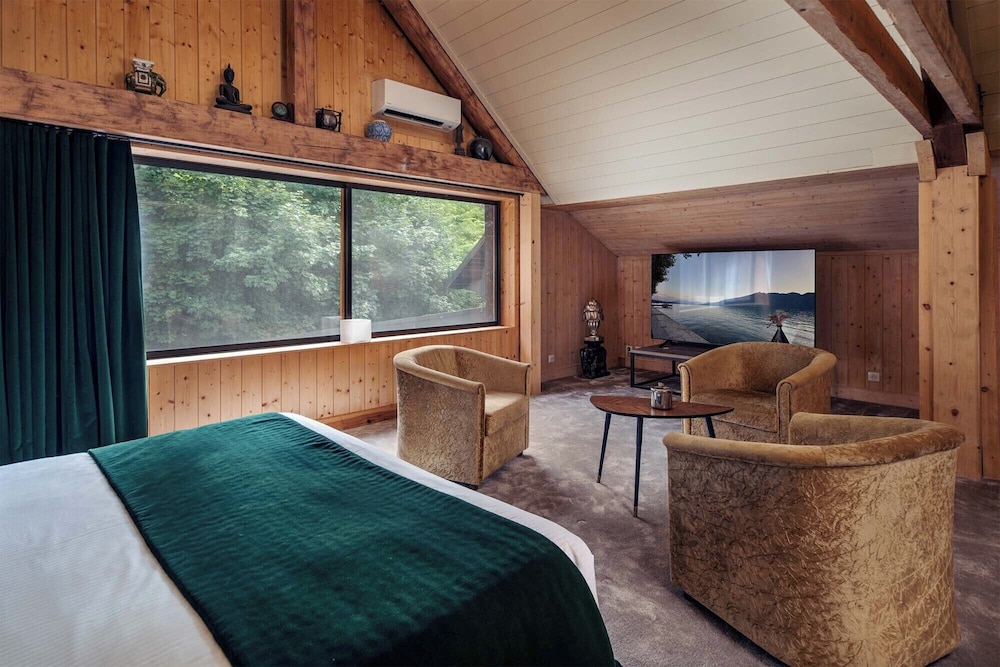 جناح بسرير كوين وسريرين فرديين، Chateau de Candie 9/10