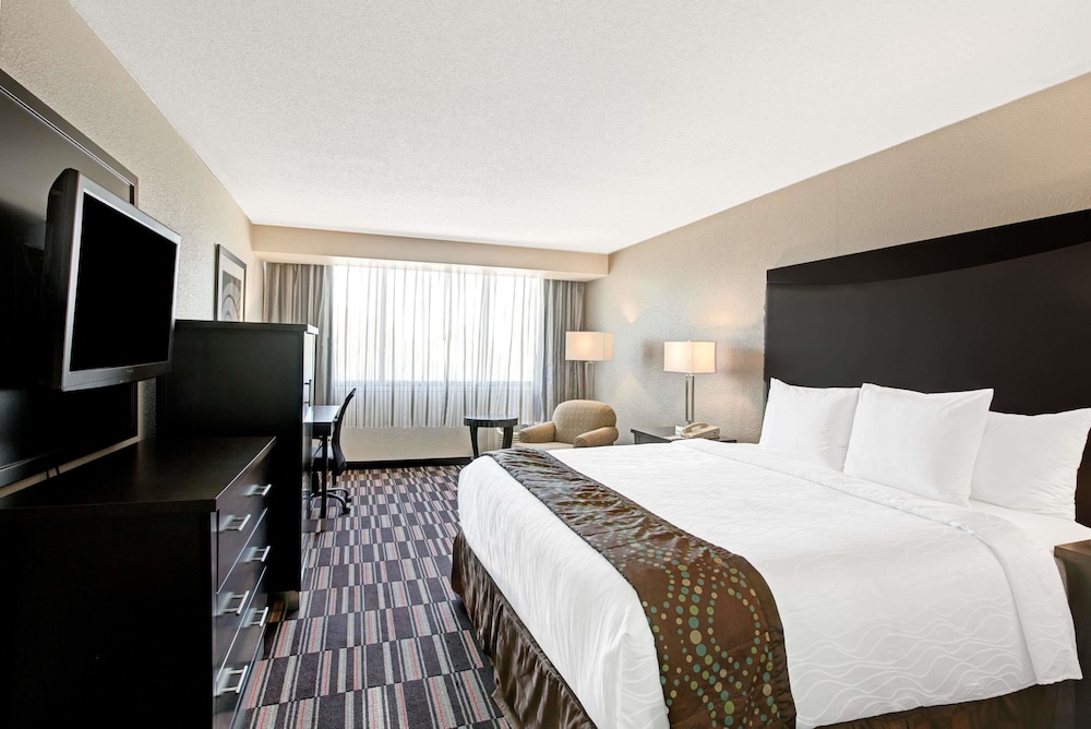 Ramada Plaza Charlotte Airport Hotel and Conference Center 7/30