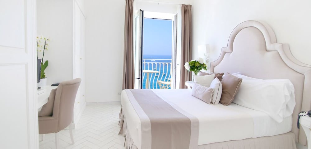 Deluxe, Suite, Queen Bed, Sea View, Sofa
