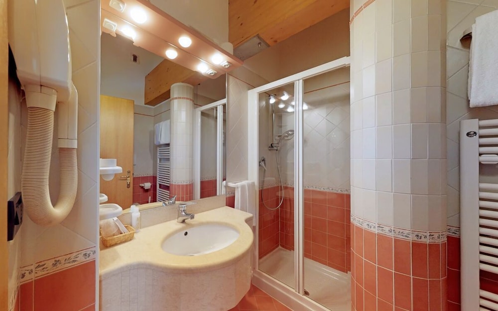 غرفة عائلية بسرير مزدوج وسريرين منفصلين، Hotel Madonna Delle Nevi 6/7