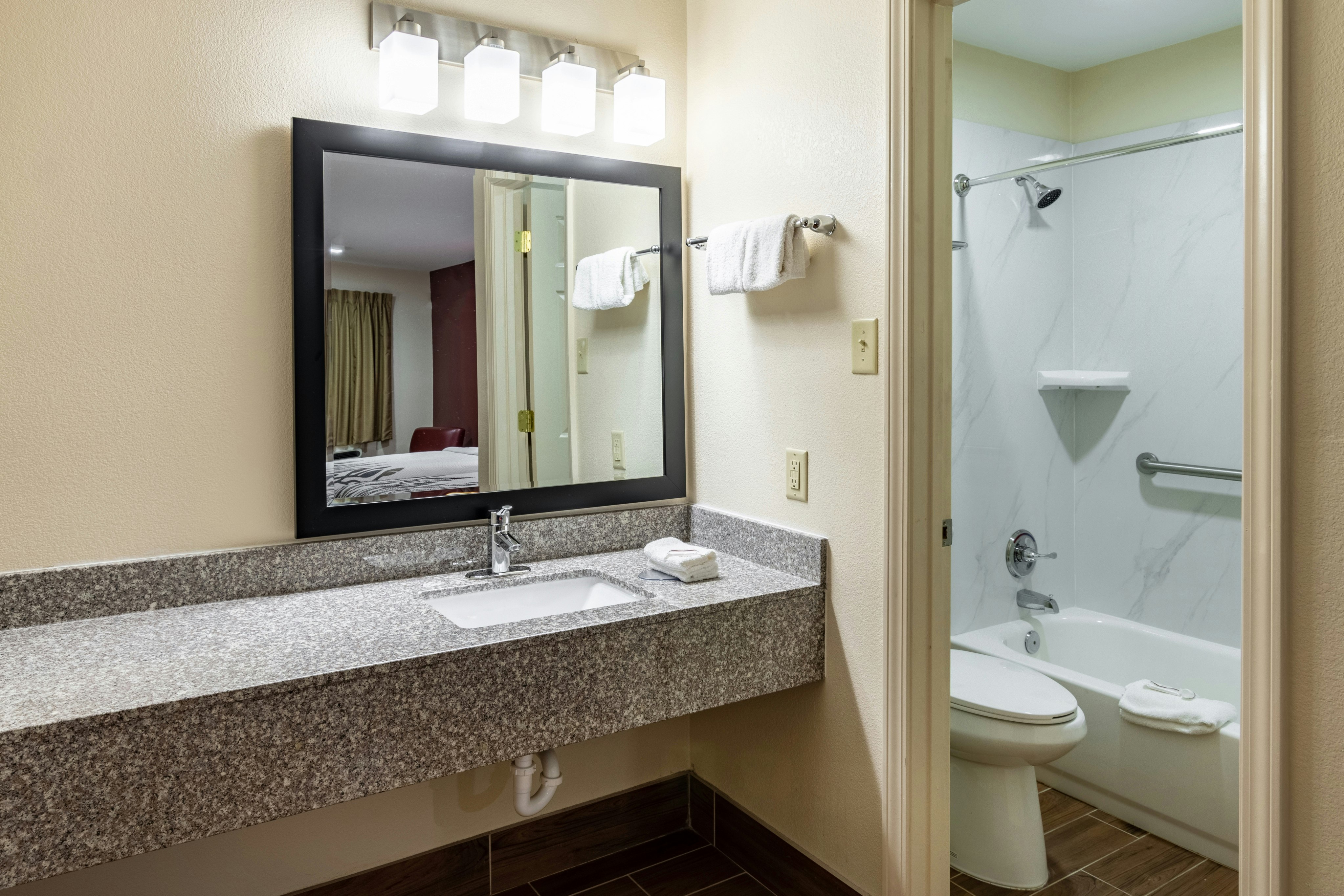 غرفة سوبيريور بسريرين مزدوجين، Americas Best Value Inn Buffalo Tx 2/3
