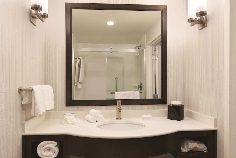 Hilton Garden Inn Boston Logan Airport 19/38